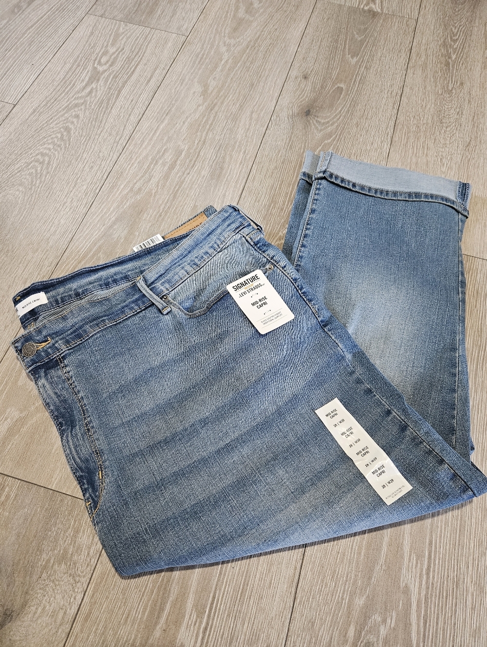 LEVI'S NWT Mid-Rise Capri Jeans in Light Blue